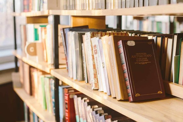 Top 10 des romans best-sellers à lire absolument