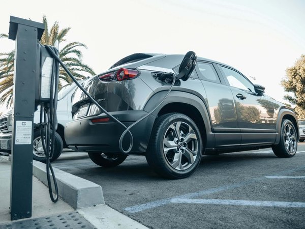 Quels sont les défis et solutions pour l'utilisation de véhicules électriques dans les zones montagneuses ?