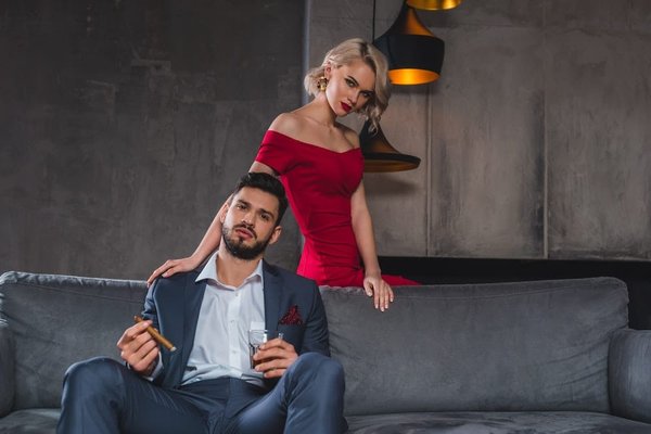 Féminité flamboyante: La robe sexy en rouge passion