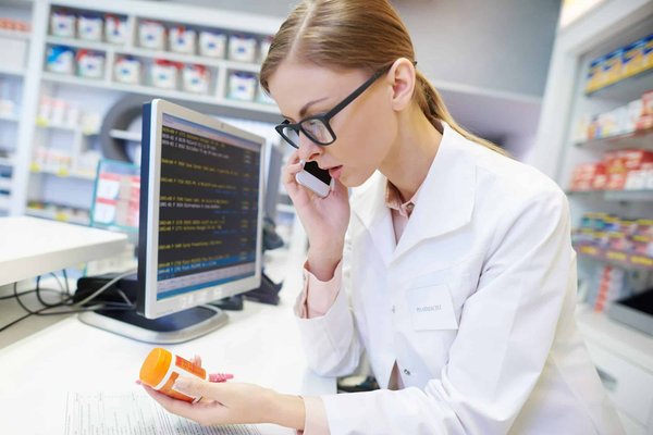 "Comment localiser rapidement une pharmacie de garde en cas d'urgence médicale nocturne ?"