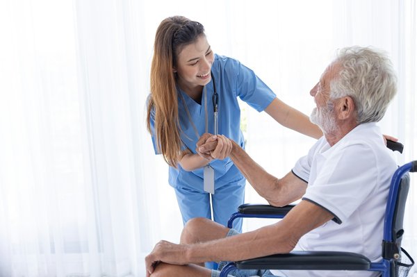 Impacts nouvelle loi sur les aides-soignants indépendants : un changement saisissant pour les professionnels de santé